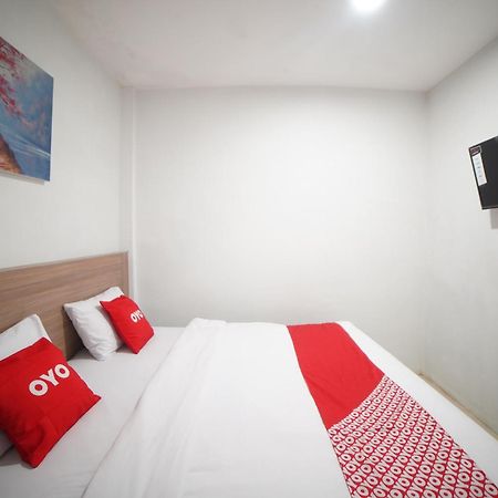 Oyo 90830 Multatuli Guest House Medan Bagian luar foto