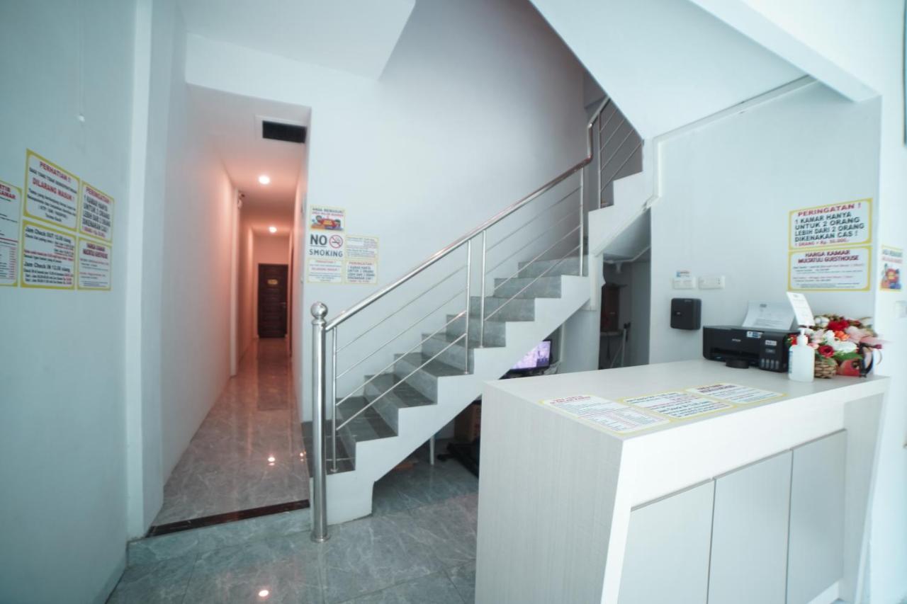 Oyo 90830 Multatuli Guest House Medan Bagian luar foto