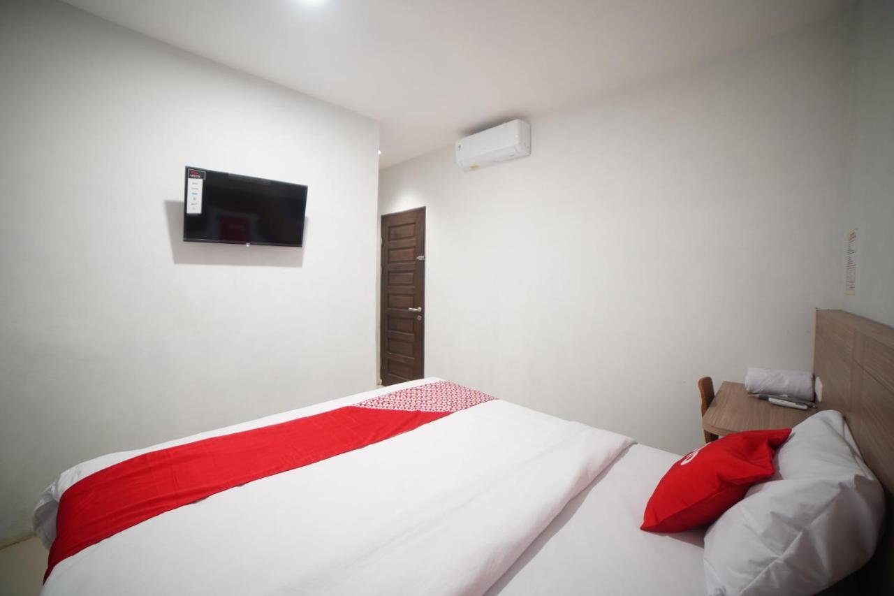 Oyo 90830 Multatuli Guest House Medan Bagian luar foto